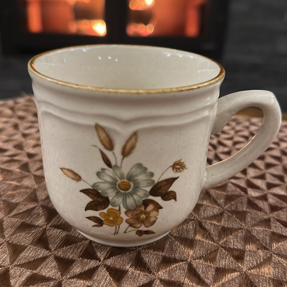 Set of Four Vintage Mugs - Picture 10 of 13